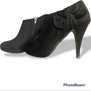 High heels size 8.5 or 9 Color Black , Material Flannel Wear only once on lawn